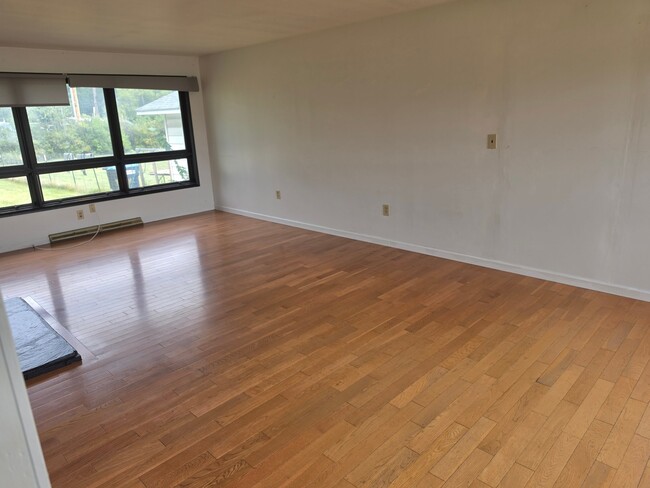 Building Photo - 411 Route 7