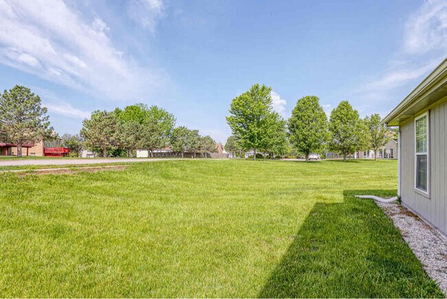 Building Photo - 232 SW Chartwell Cir