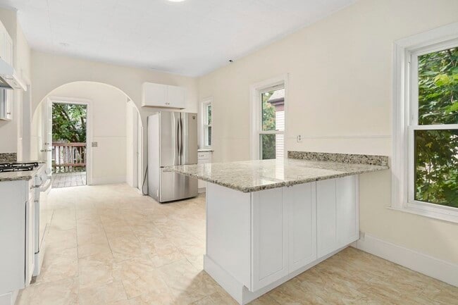 Building Photo - 86 Elm St