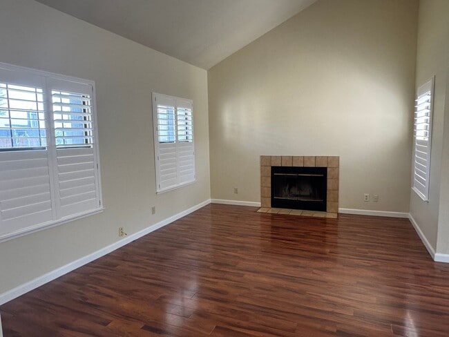 Building Photo - Roseville home with new carpet, paint, & shutters. Landscaper included!