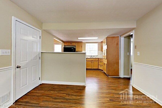 Building Photo - 6055 Lakeshore Dr SE