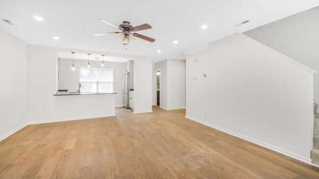 Foto del edificio - UPDATED 2BR/2.5 BA Condo with Garage in th...