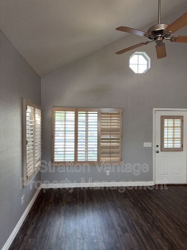 Building Photo - 441 S Maple