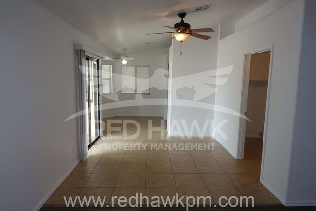 Foto del edificio - Charming Three Bedroom, Two Bathroom East ...