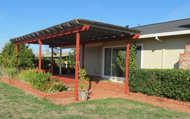 Building Photo - 2543 Oakes Dr