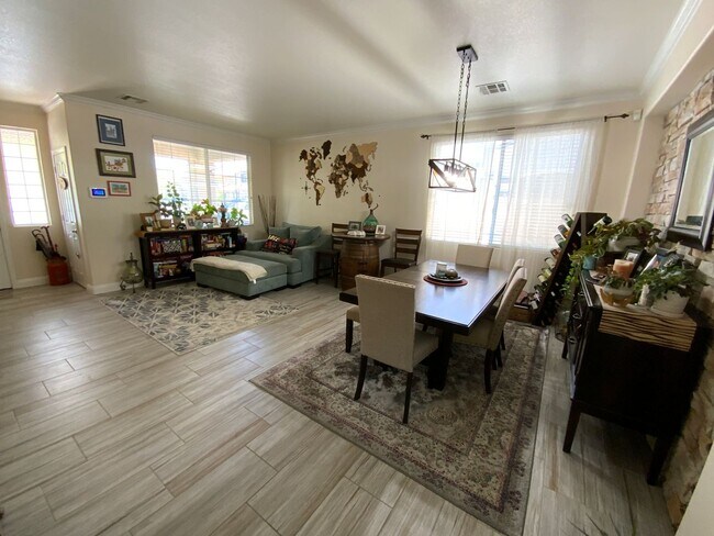 Building Photo - Gorgeous Home in Northwest Valley with 3 c...