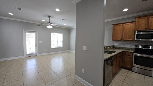 Building Photo - 20 E Shady Oaks Ln