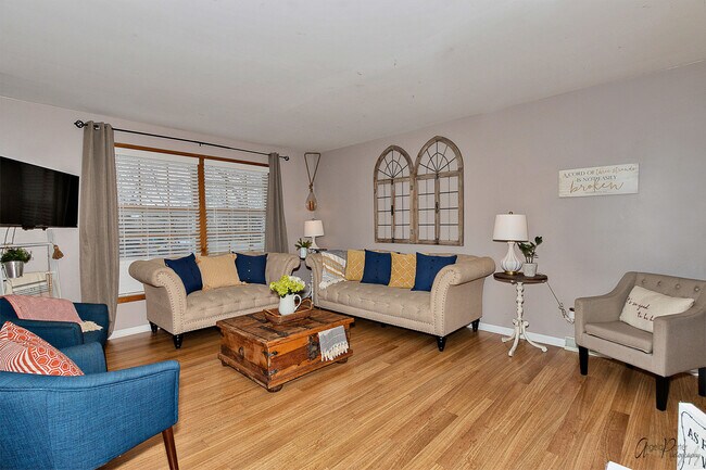 Foto del edificio - 2117 Witchwood Ln
