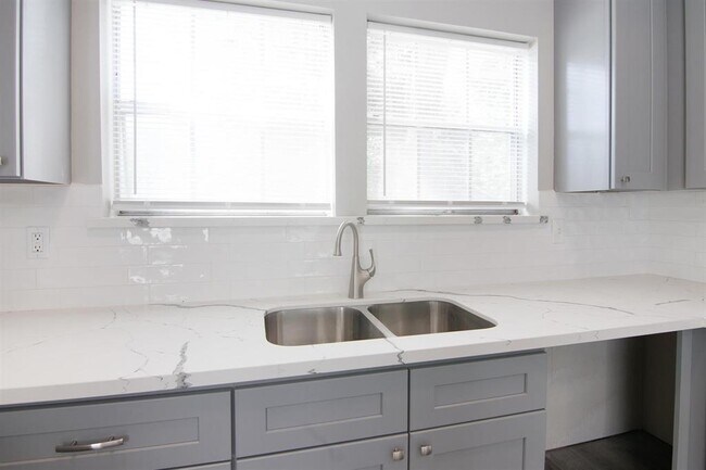 Building Photo - 23710 Farm Hill Dr