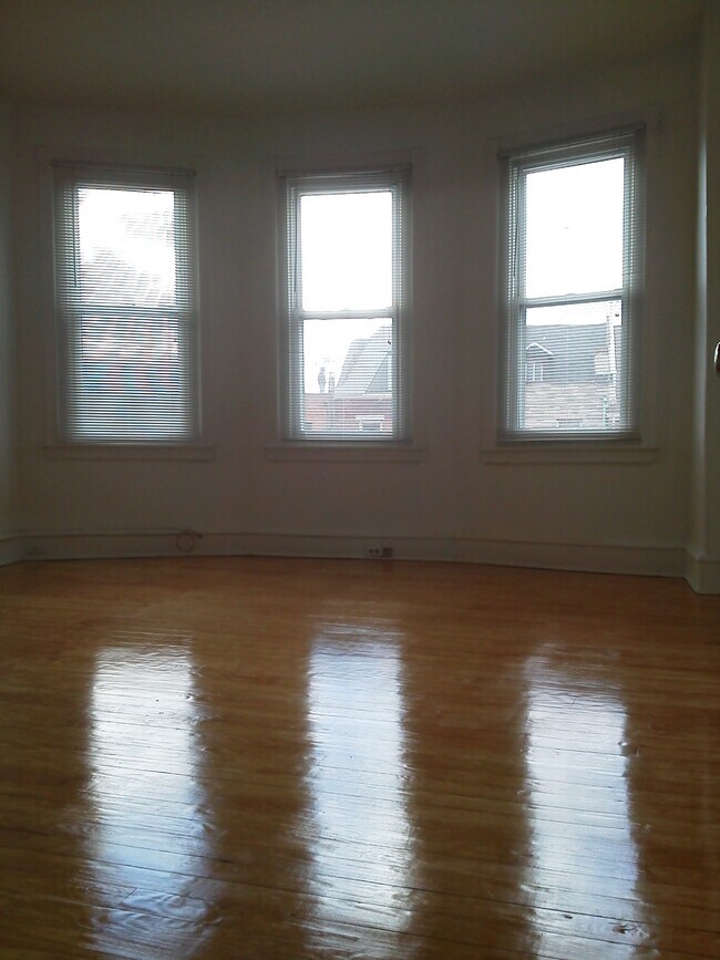 BAY WINDOW - 923 S 11th St