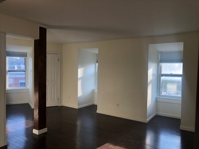 Building Photo - 1 Ten Broeck St