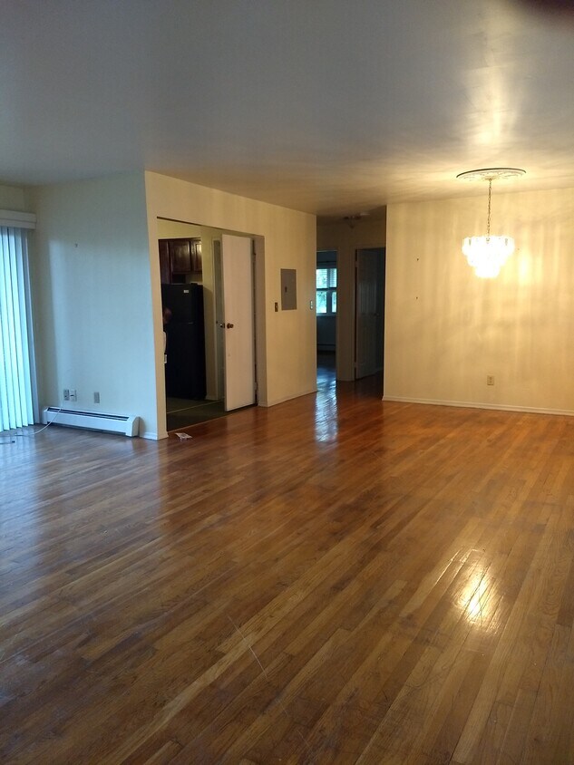Primary Photo - 527 Andria Ave