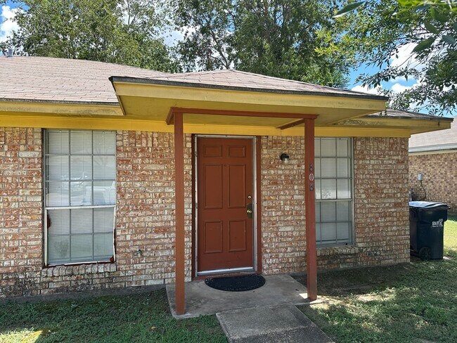Foto del edificio - College Station - 2 bedroom - 1 bath - fenced in yard - WD connections