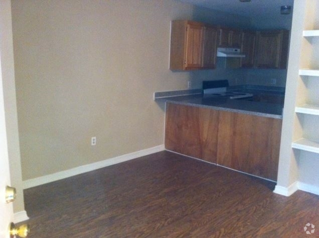 Dining Area - Royal Oaks Apartments