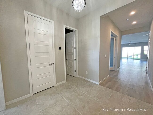 Building Photo - 3391 Stone View Ave