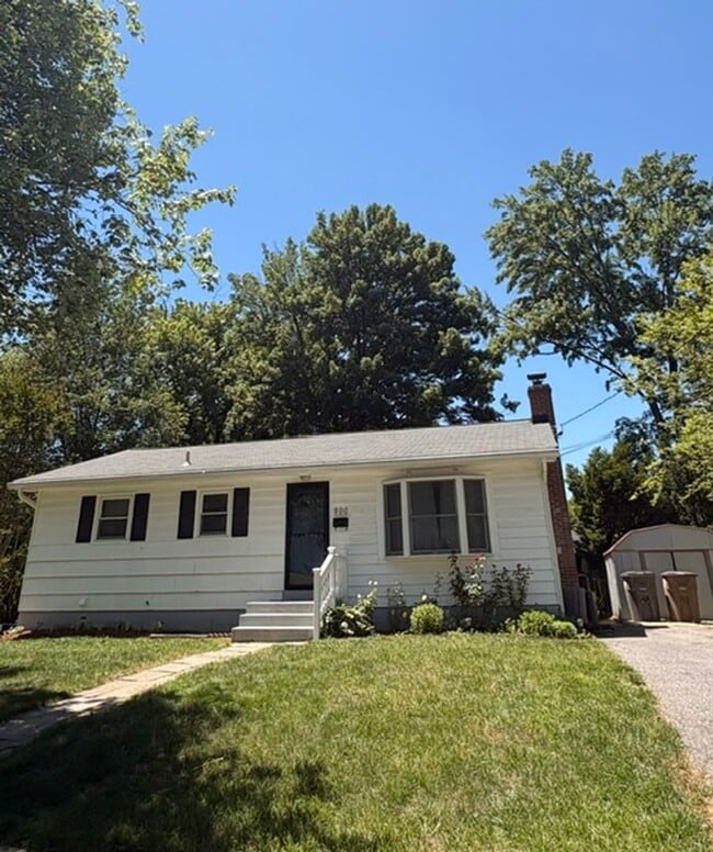 Building Photo - 900 Neal Dr