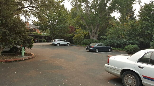 Foto del edificio - Lovely 1bd. Ground-Level Condo in Cotati