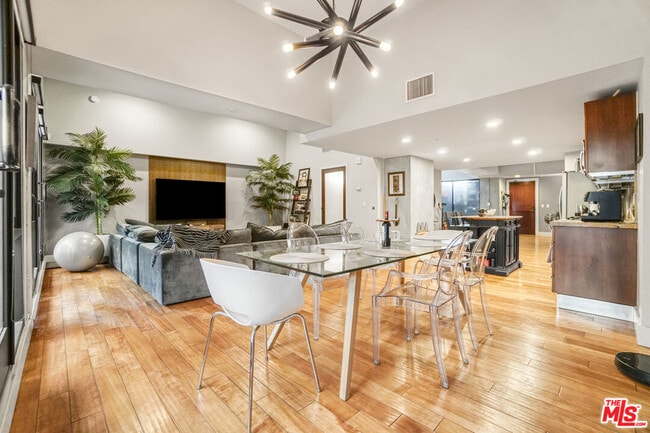 Building Photo - 460 S Spring St