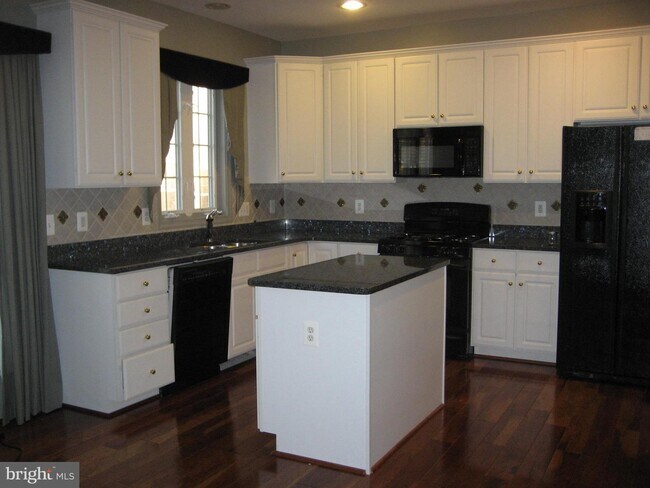 Building Photo - 13201 Village Square Dr