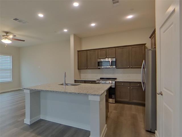 Foto del edificio - 321 Lincoln Cir