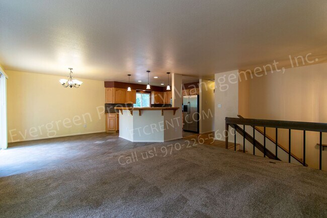 Foto del edificio - Huge 4 Bedroom, 2 Bath House by Red Fox Me...
