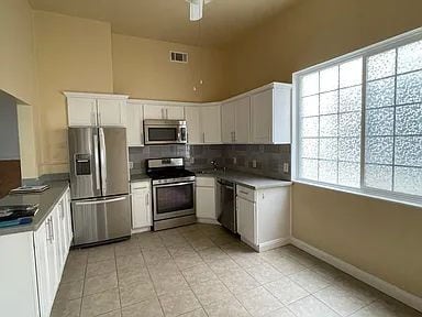 Building Photo - "Charming 2-Bed, 2-Bath Sanctuary in the Heart of San Francisco!"