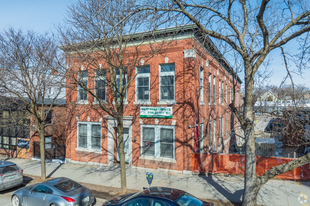 Primary Photo - 260 College St