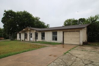 Building Photo - 1100 Swope Dr
