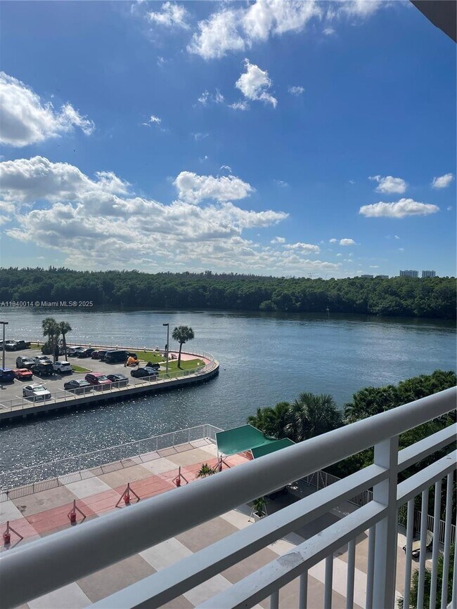 Foto del edificio - 400 Kings Point Dr