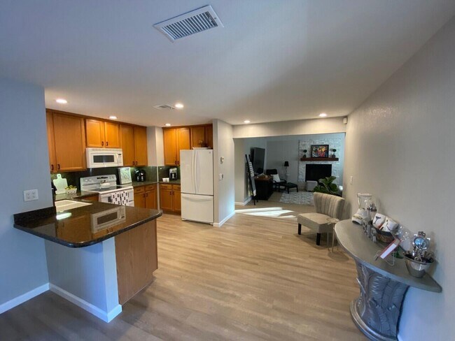 Building Photo - 54550 Avenida Herrera