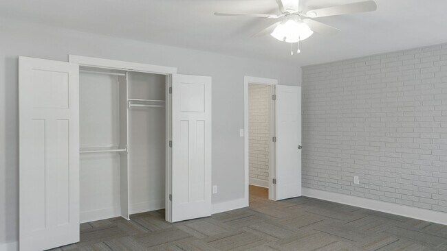 Foto del edificio - 300 W Pleasure Ave