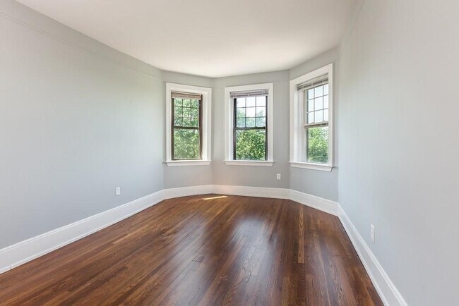 Building Photo - 384 Riverway