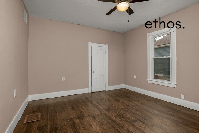 Building Photo - Cosmetic Remodel Close to MSU!
