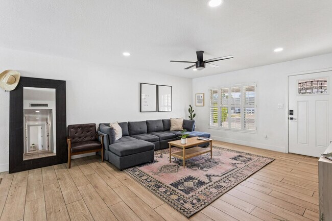 Foto del edificio - 7616 E 3rd St