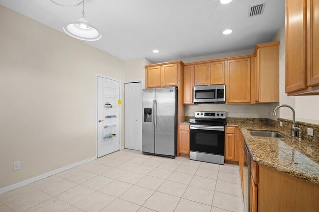 Building Photo - Beautiful Townhome 3beds 2 1/2 baths in Fort Myers ( gated community )