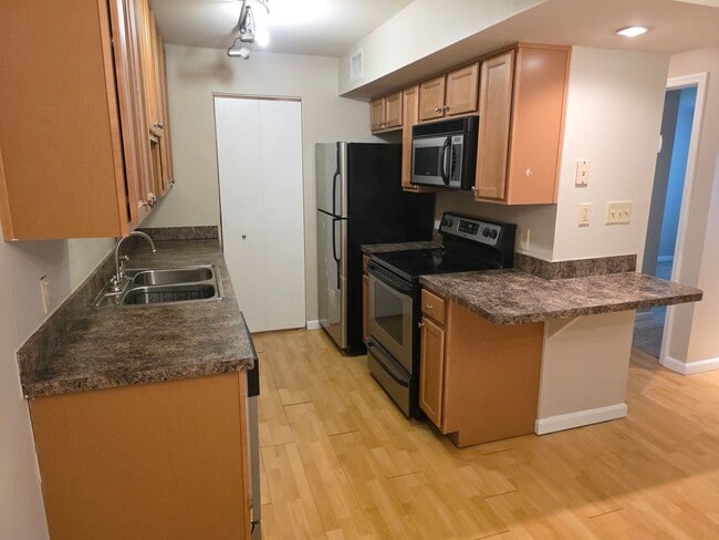 Building Photo - 1 Bed 1 Bath Near Downtown