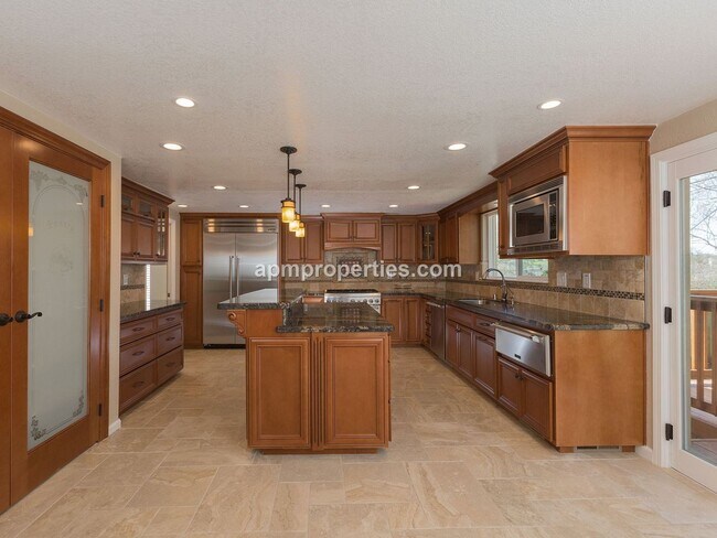 Foto del edificio - Elegant 4 Bedroom, 3 bath, 3-Car Garage in...