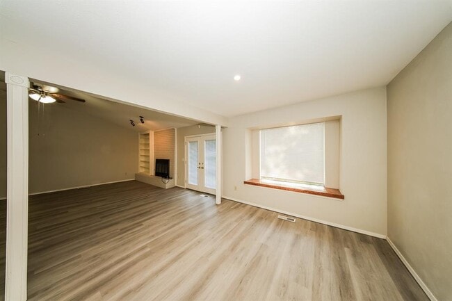 Building Photo - 813 N Briarcliff Dr