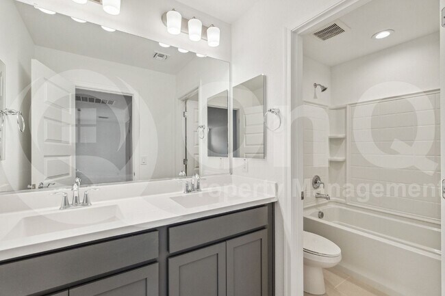 Foto del edificio - 3817 N 100th Dr