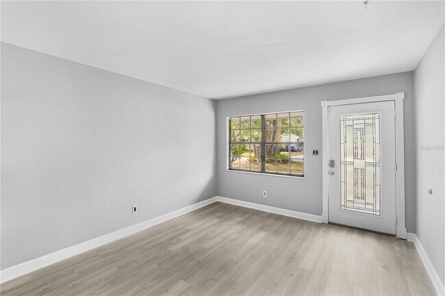 Foto del edificio - 6013 N Otis Ave