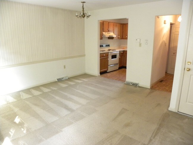 Building Photo - 1621 Chadwick Cir