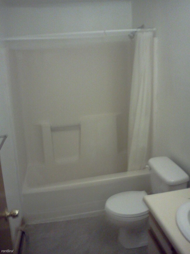 Building Photo - 3 br, 1.5 bath  - 156 N Shore Rd