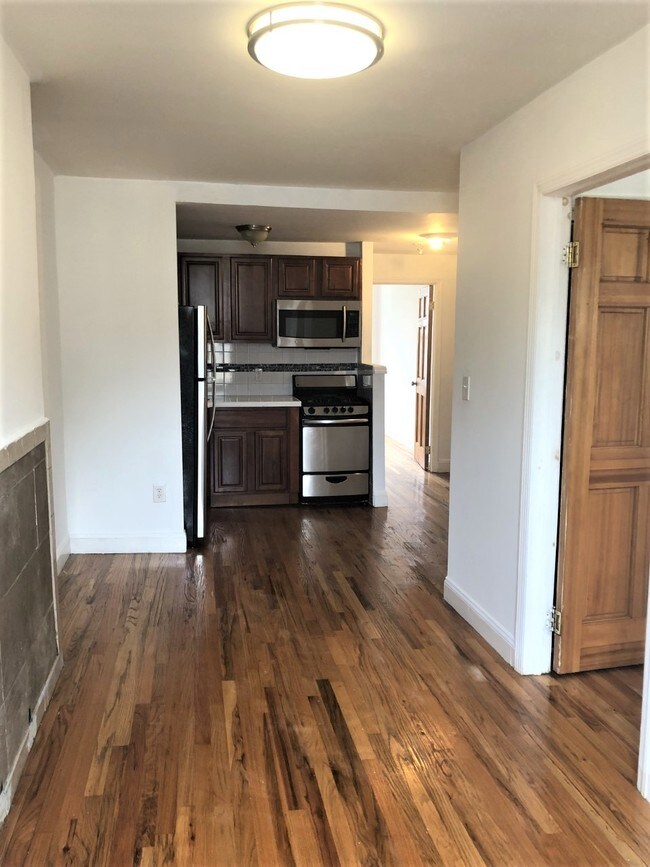 Building Photo - 158 Putnam Ave