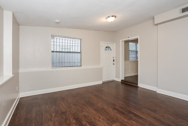Foto del edificio - 2611 Lowes Pl