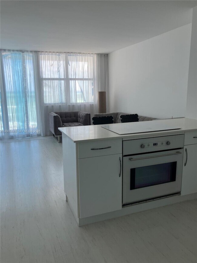 Foto del edificio - 3180 S Ocean Dr