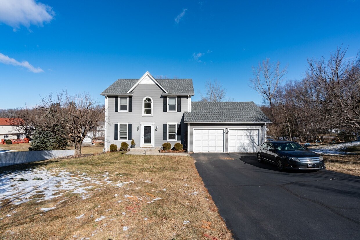 Foto principal - Beautiful 3 Bedroom Colonial