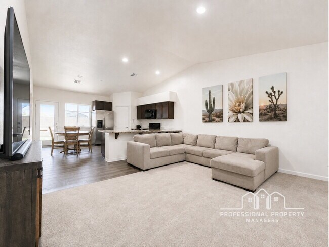 Foto del edificio - 3-bedroom, 2-bathroom home in Desert Sky