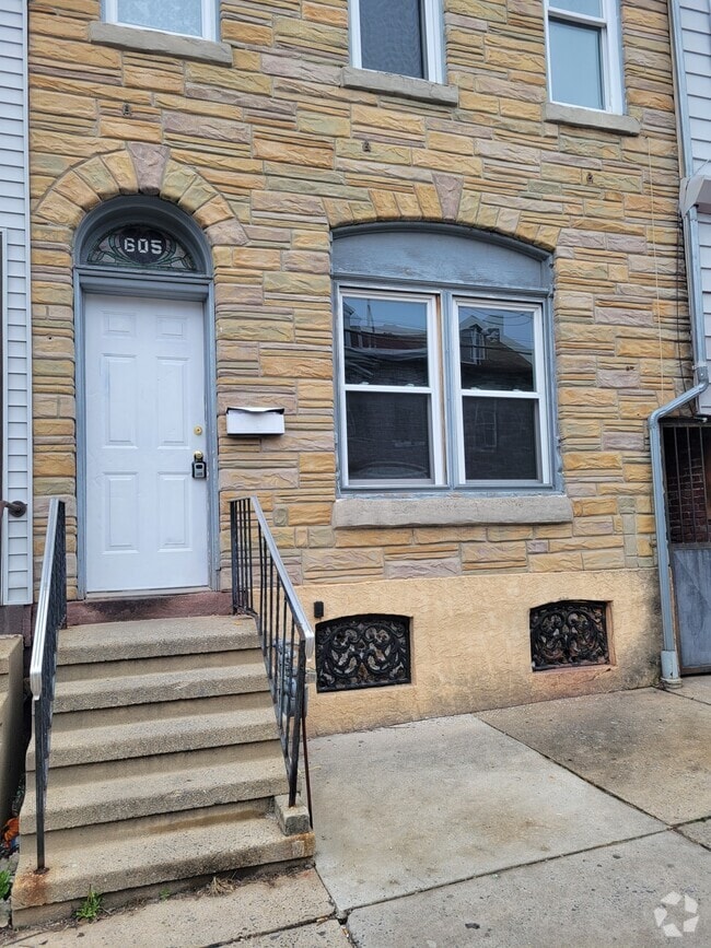 Building Photo - 605 N 10th St