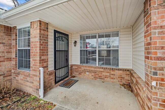 Building Photo - Charming 4-Bedroom Home with Modern Amenit...