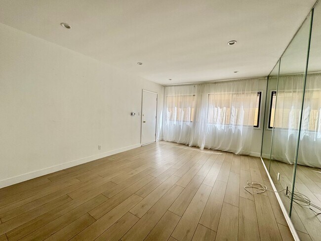 Foto del edificio - 337 Rexford Dr